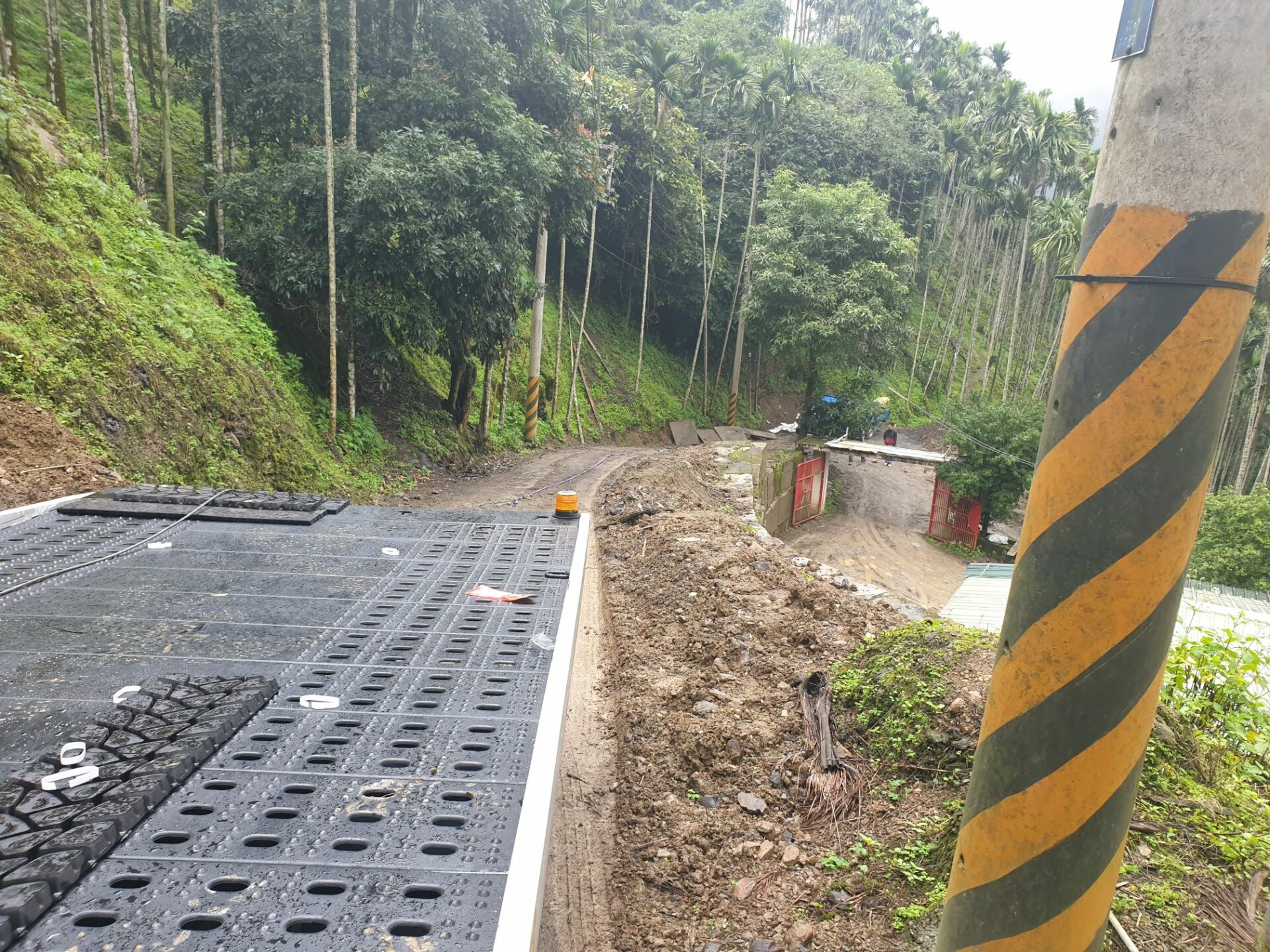 "24小時道路救援/拖吊救援，讓你的出行更加安全可靠"