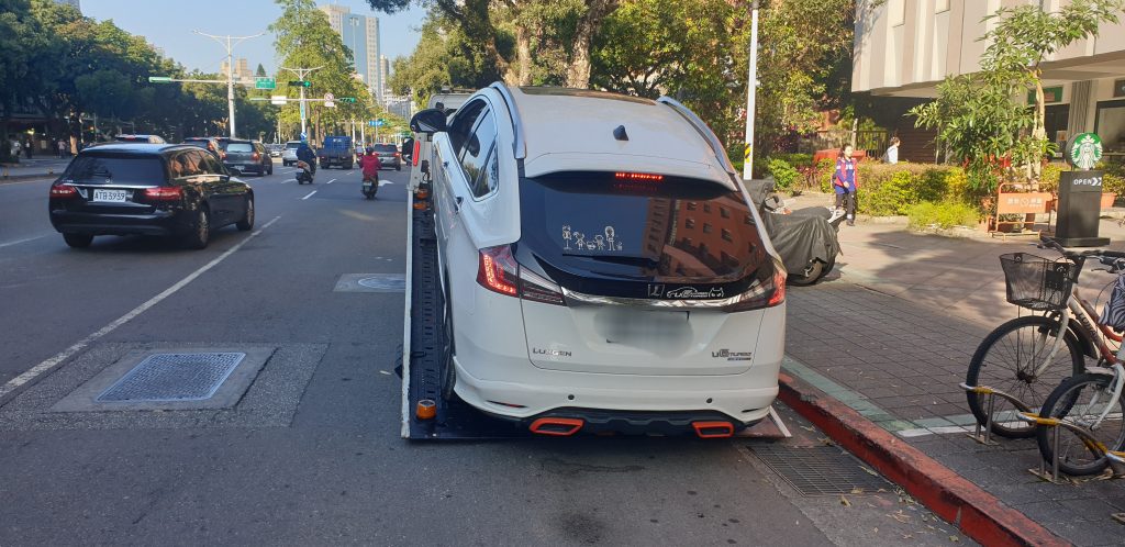 台北道路救援  拖吊車 汽車道路救援 拖車電話0913177311