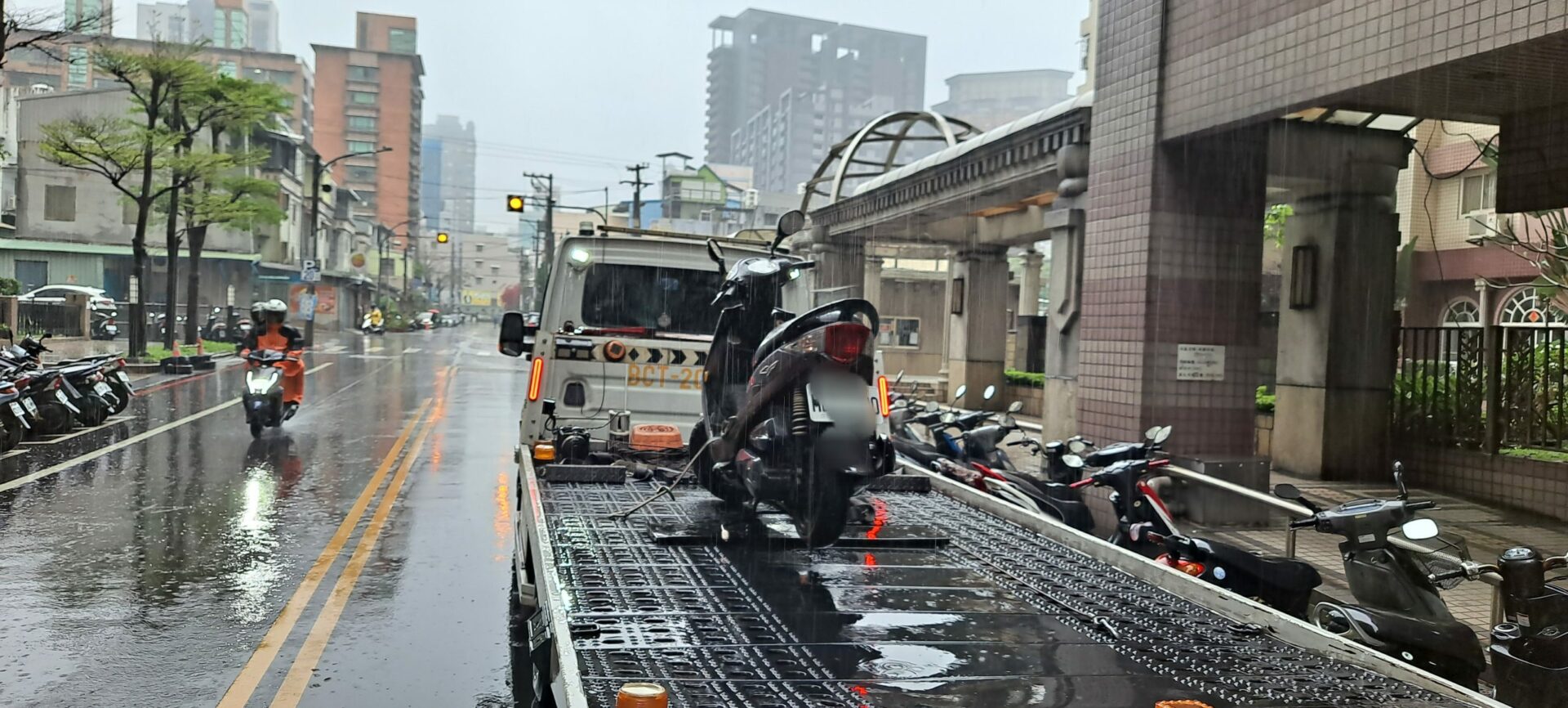 「大型重機、機車道路救援、拖吊救援、拖車救援……24H穩順旺道路救援拖吊服務應有盡有！」