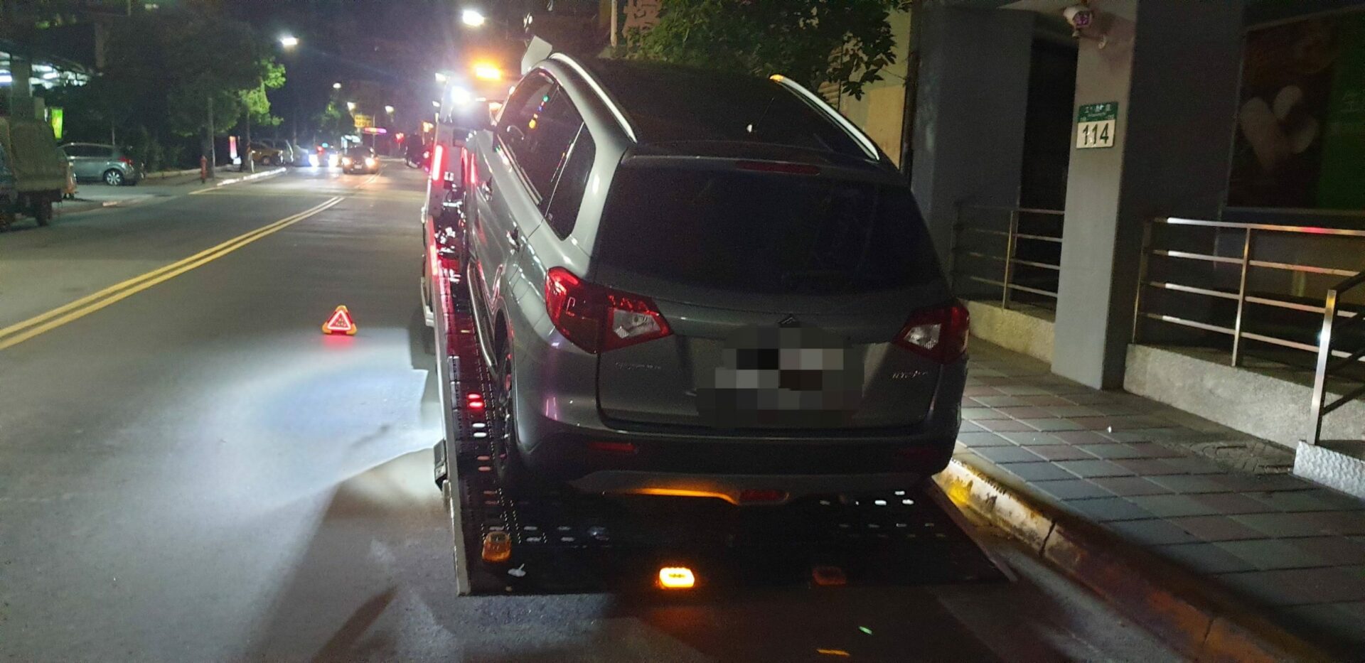 專業道路救援拖吊，拖吊車電話24H！低底盤運送改裝/無牌車爆胎/陷困