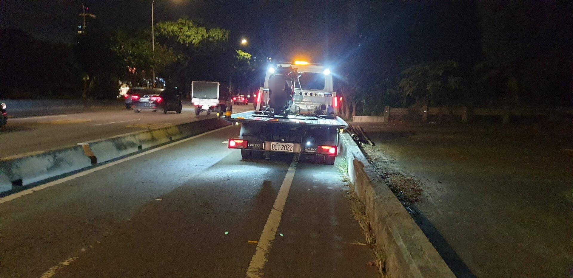 "我們的專業道路救援拖吊救援，讓你的出行更加放心，不再受道路故障所困擾"