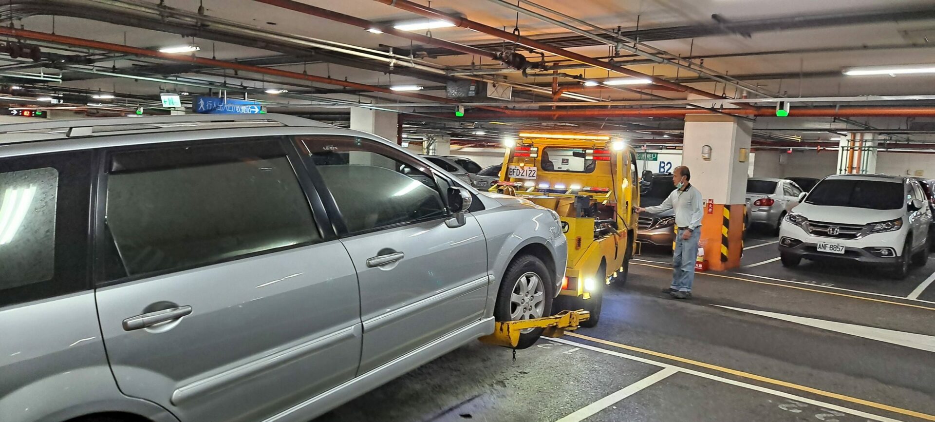 地下室拖吊找穩順旺！車輛故障即時救援0913177311