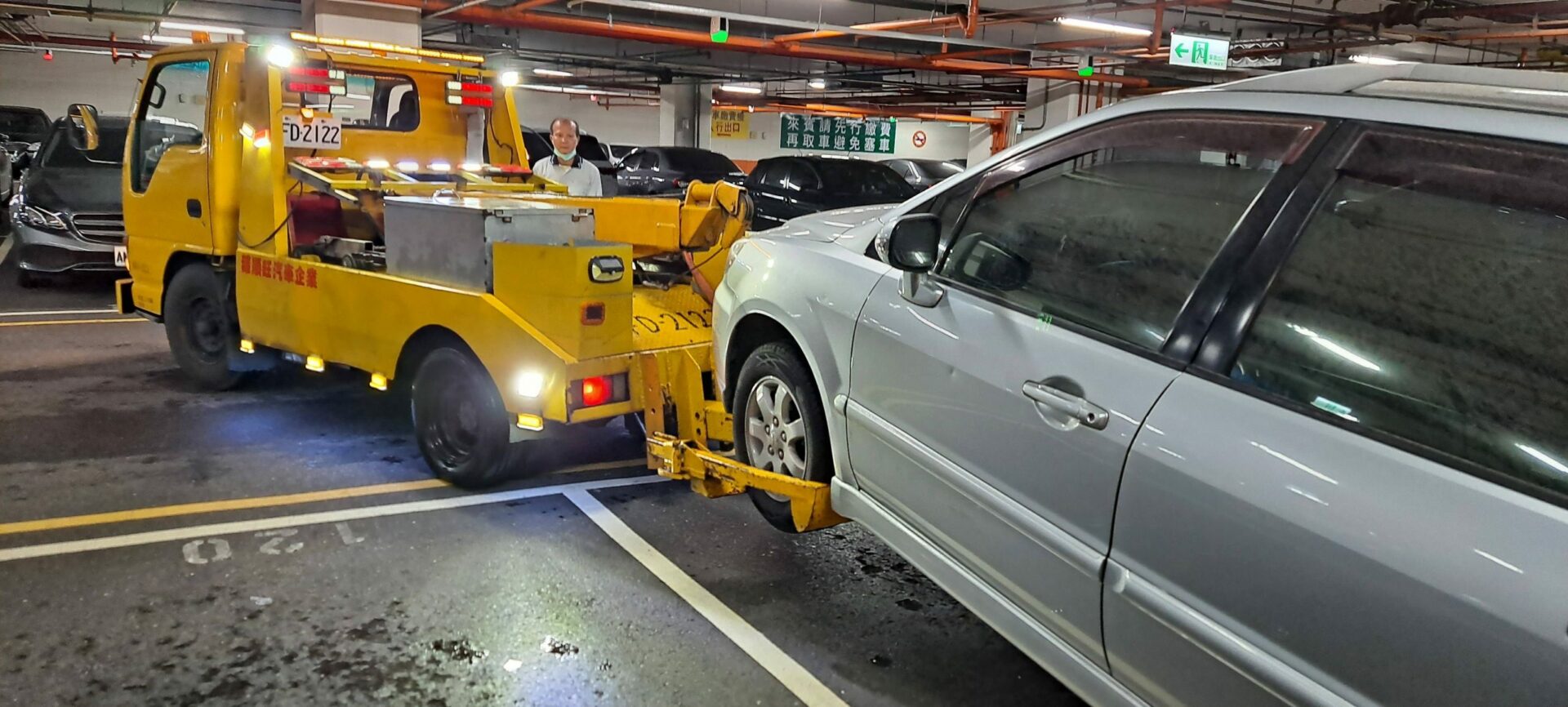 中正區 24H 道路救援｜機車 / 汽車 / 重機 專業地下室拖吊救援 拖吊車