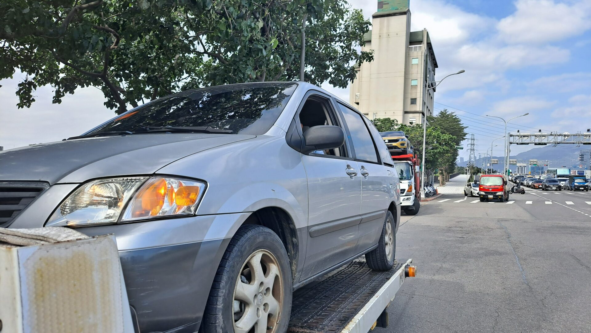 道路救援.拖吊.拖車電話:0913177311 輪胎打滑.泥地打滑.泥地拖吊.泥地救援.泥地拖車. 刁車救援.沙灘刁車.沙灘脫困.泥地脫困.沙灘道路救援. 沙灘拖吊車.泥地道路救援.泥地拖吊車.重機道路救援.汽車道路救援. 機車道路救援.接電