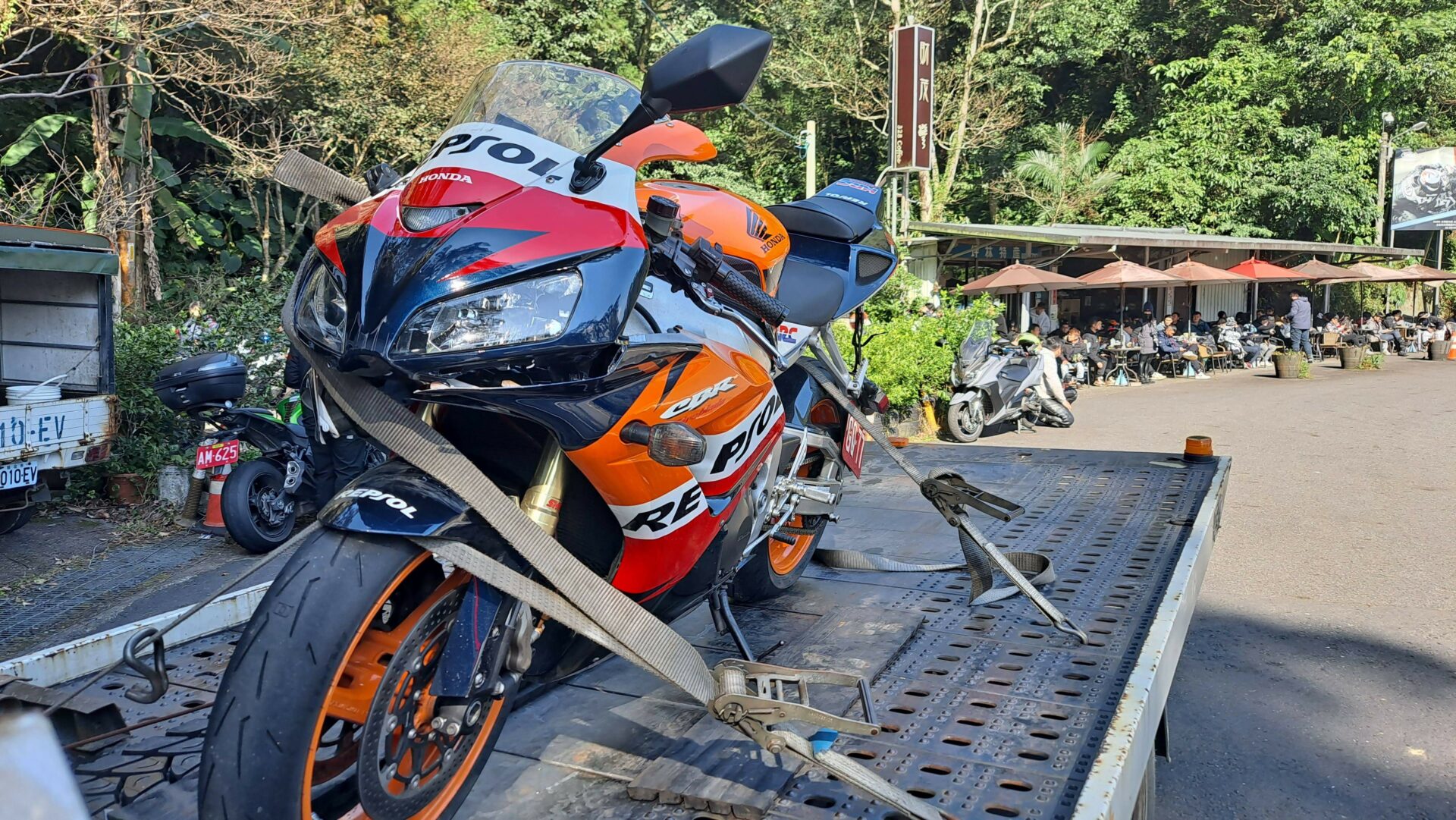 重機道路救援.拖吊.拖車電話:0913177311 輪胎打滑.泥地打滑.泥地拖吊.泥地救援.泥地拖車. 刁車救援.沙灘刁車.沙灘脫困.泥地脫困.沙灘道路救援. 沙灘拖吊車.泥地道路救援.泥地拖吊車.重機道路救援.汽車道路救援. 機車道路救援.接電