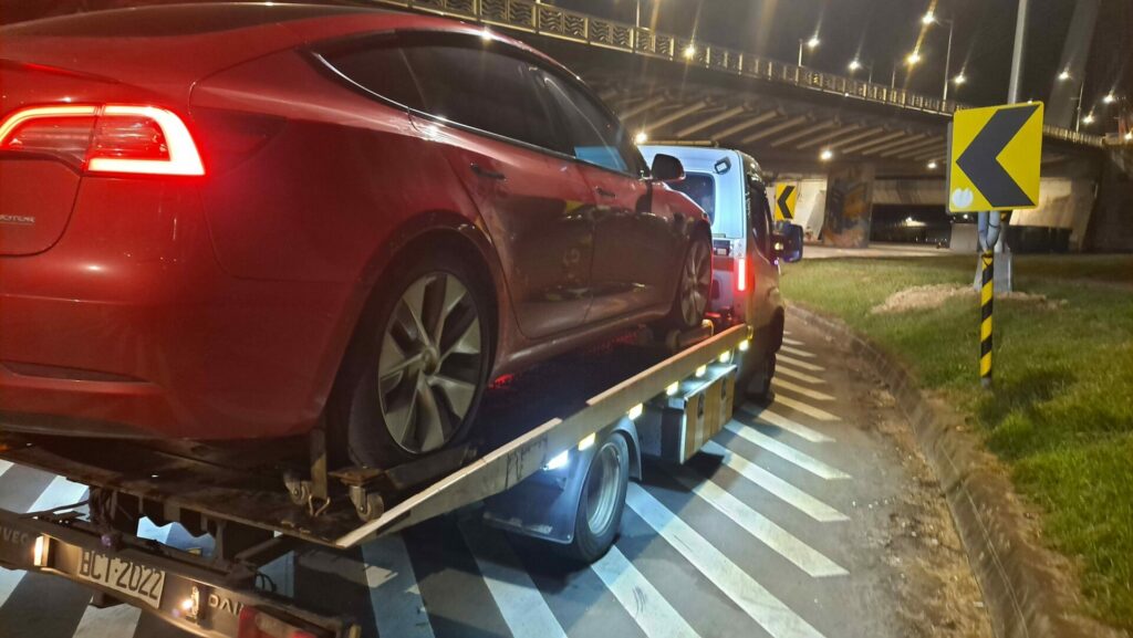 道路救援拖吊車必知5大重點-防詐騙/夜間服務/陷車處理0913-177311