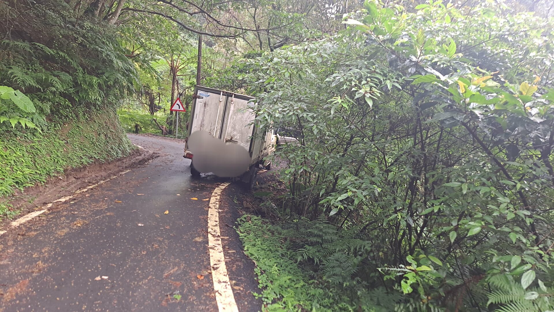 中和拖吊車｜24 小時 爆胎 故障 沒電 沙灘陷車 道路救援即時到場
