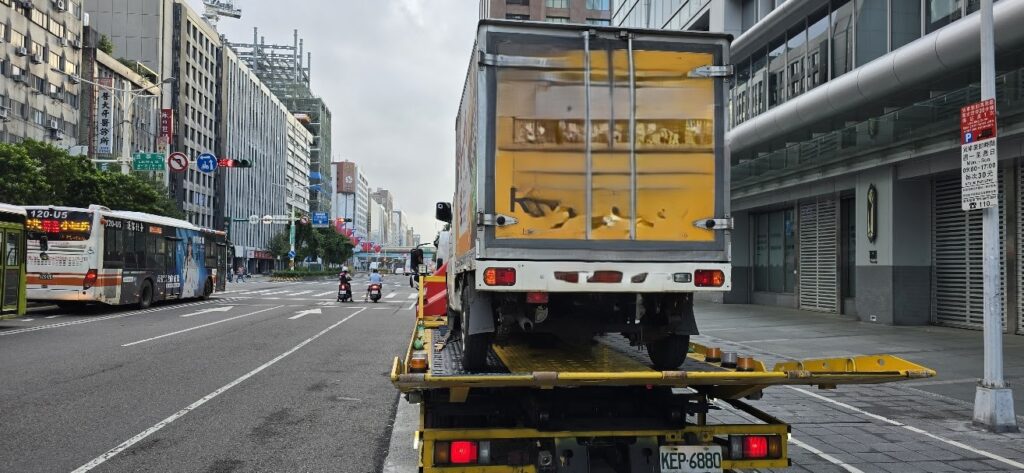 中和事故拖吊車 專業處理 車禍 故障 拋錨 沒電 沙灘陷車 24H安全救援服務