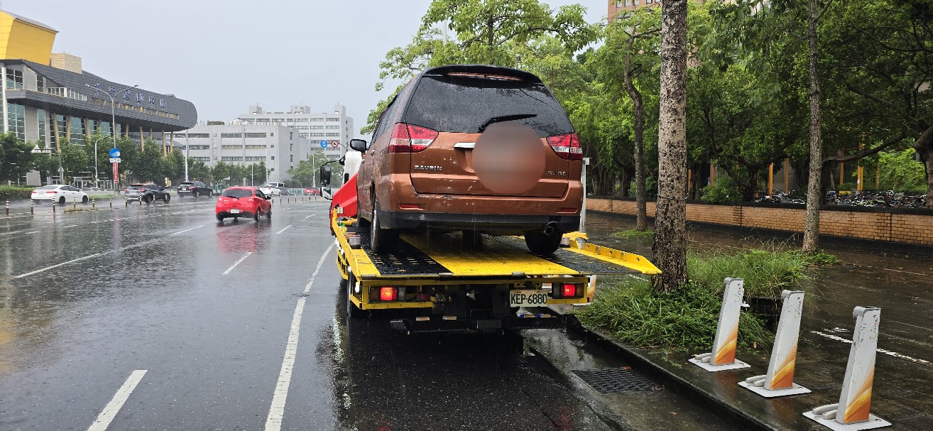 信義區道路救援 拖吊車服務：機車拖吊、汽車救援、地下室拖吊