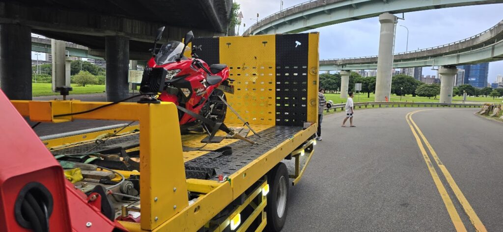 信義區道路救援 拖吊車服務：機車拖吊、汽車救援、地下室拖吊