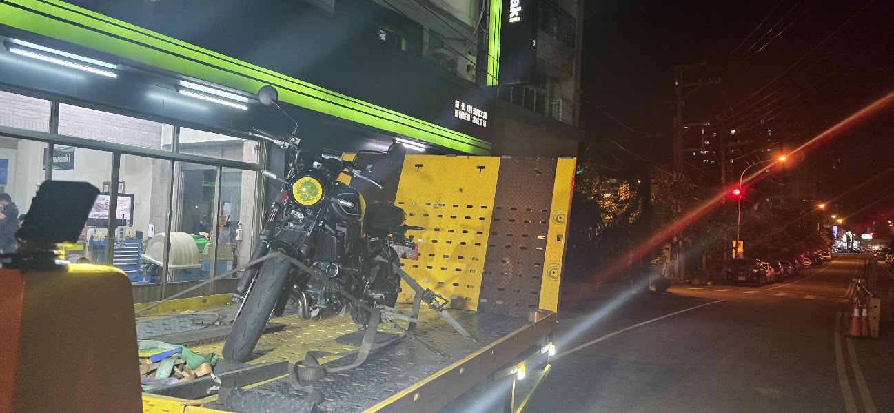 永和拖吊車 重機託運 24H｜大型重機安全固定・防刮防倒 道路救援