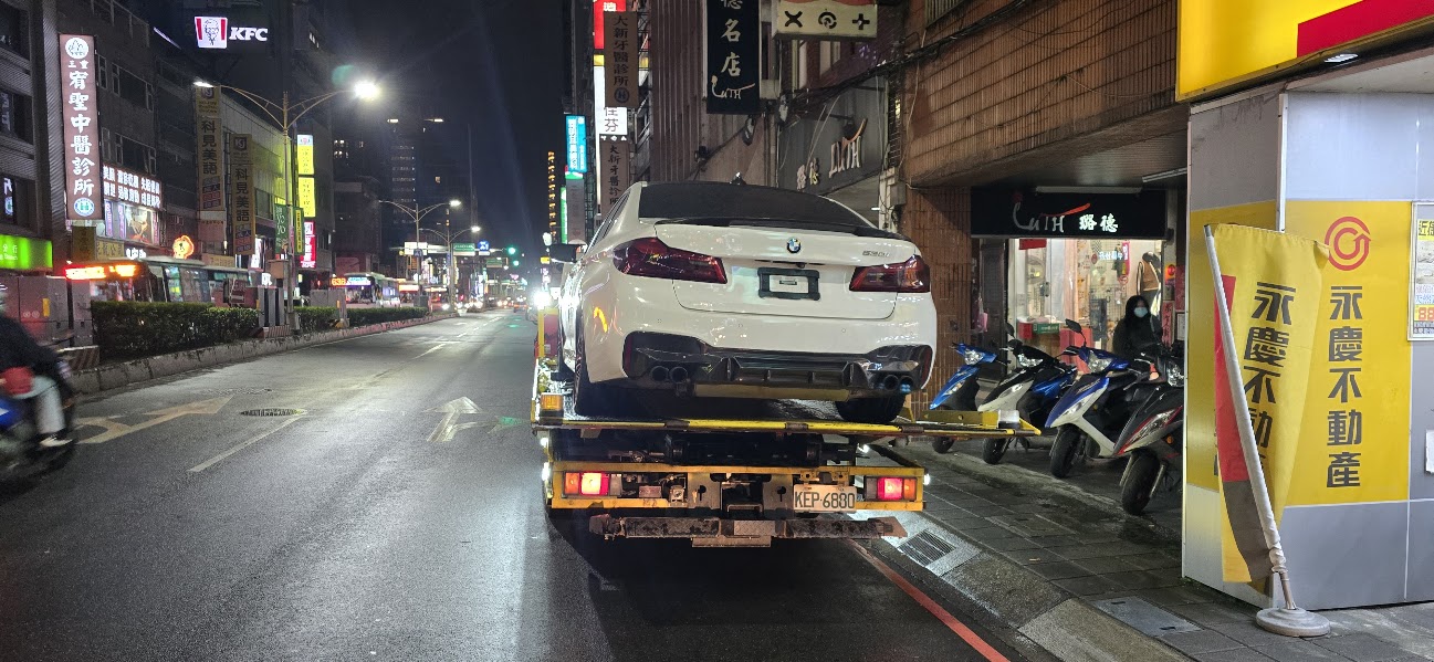 新北市萬里區 24H 車禍拖吊｜無牌車拖運｜法院強制執行拖車｜沙灘陷車救援｜穩順旺道路救援