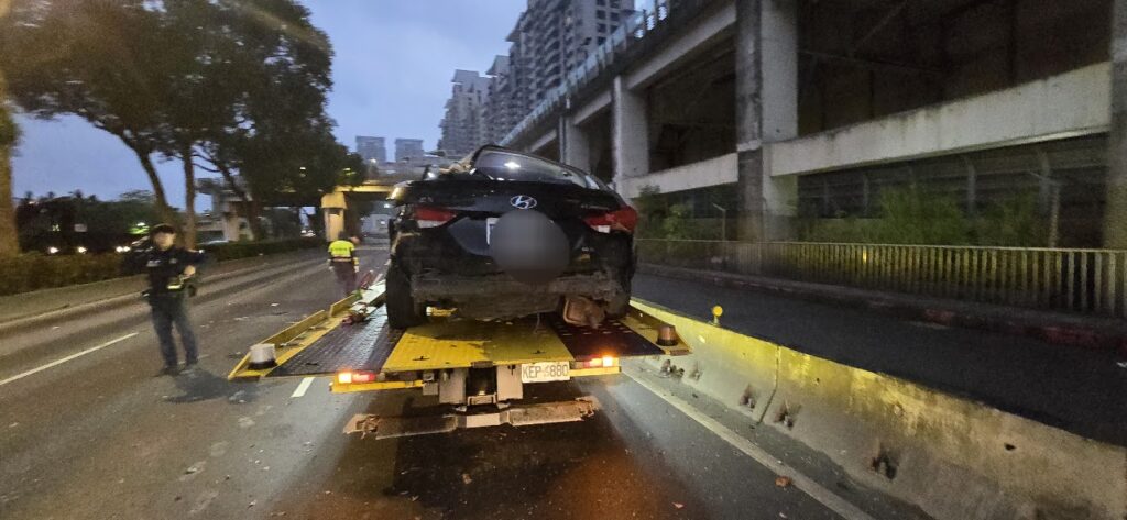 中和事故拖吊車 專業處理 車禍 故障 拋錨 沒電 沙灘陷車 24H安全救援服務