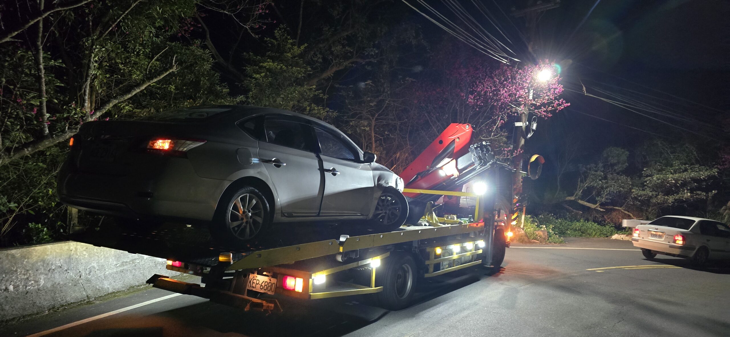 中和汽車機車重機拖吊車/爆胎 故障 拋錨 車禍 24小時專業救援服務