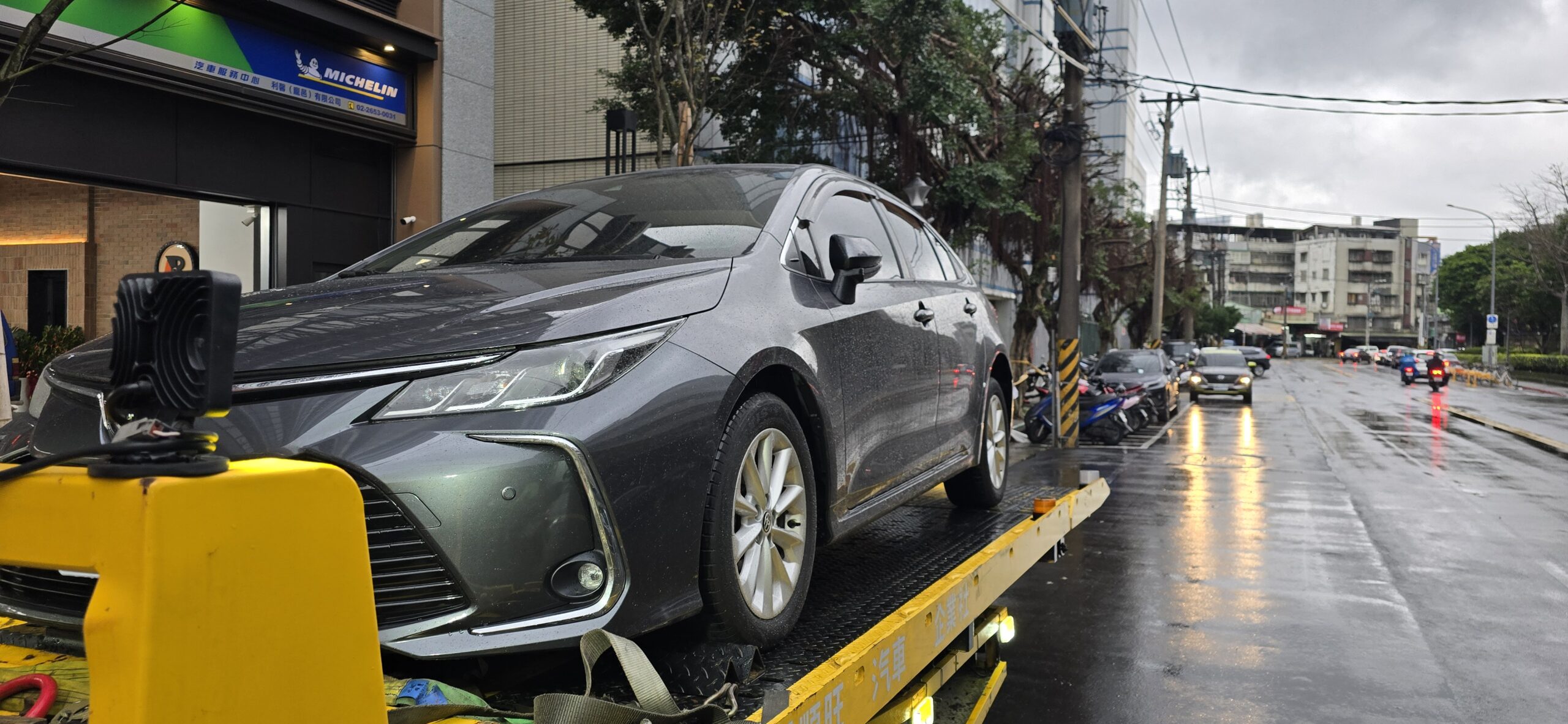 台北市道路救援｜台北市拖吊車 24 小時 爆胎 車禍 即時救援服務