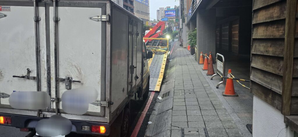 台北新北 24H 機車道路救援｜爆胎拖車・沒電接電・拋錨拖吊｜穩順旺道路救援