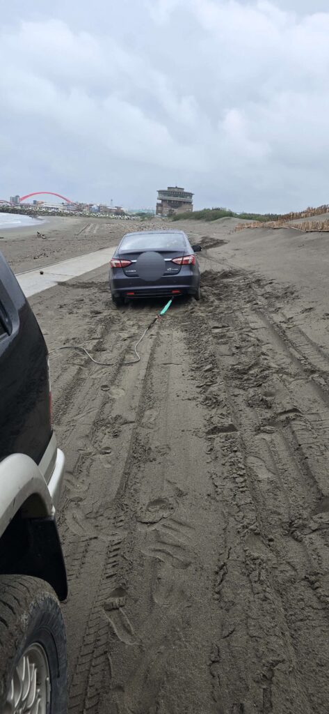 新北・桃園沙灘陷車救援｜24小時專業汽車拖吊與脫困指南