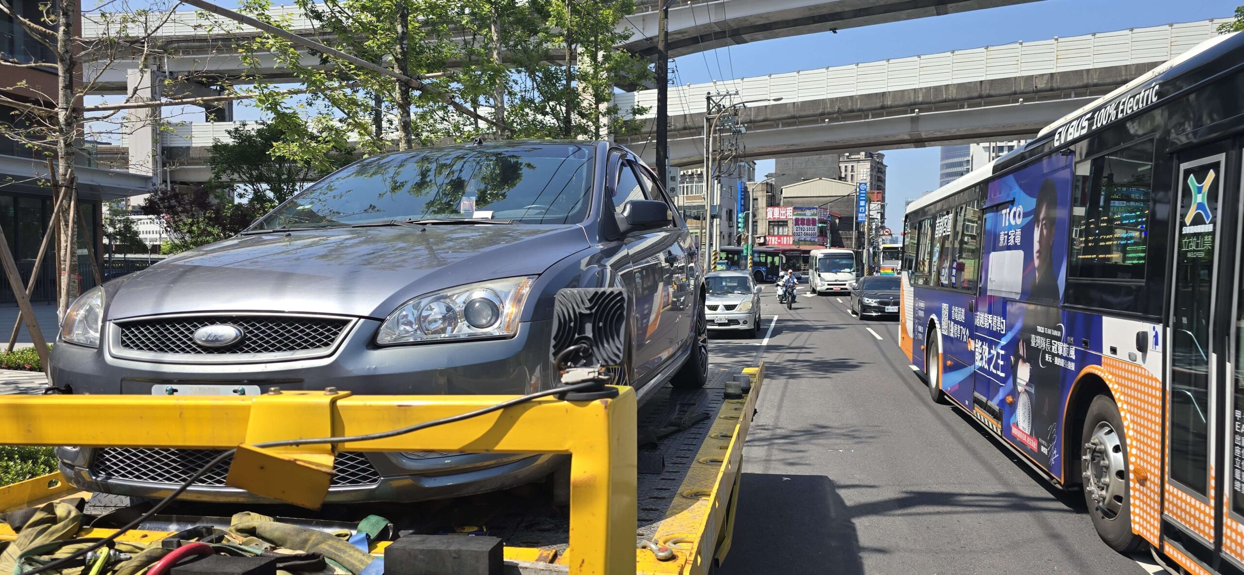 新店區 緊急道路救援｜拖吊車 與24H接電服務.爆胎拖吊.車禍救援