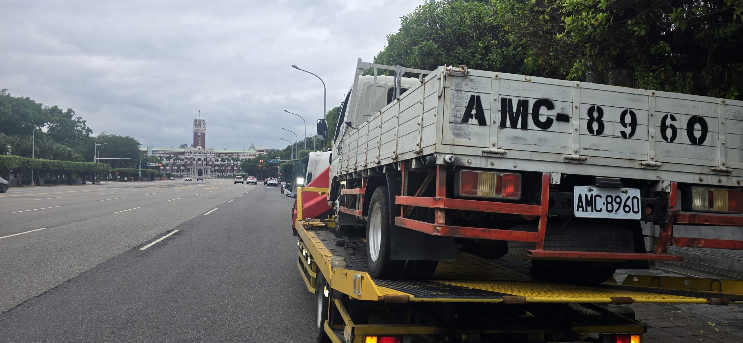 台北市道路救援｜台北市拖吊車 24 小時 爆胎 車禍 即時救援服務