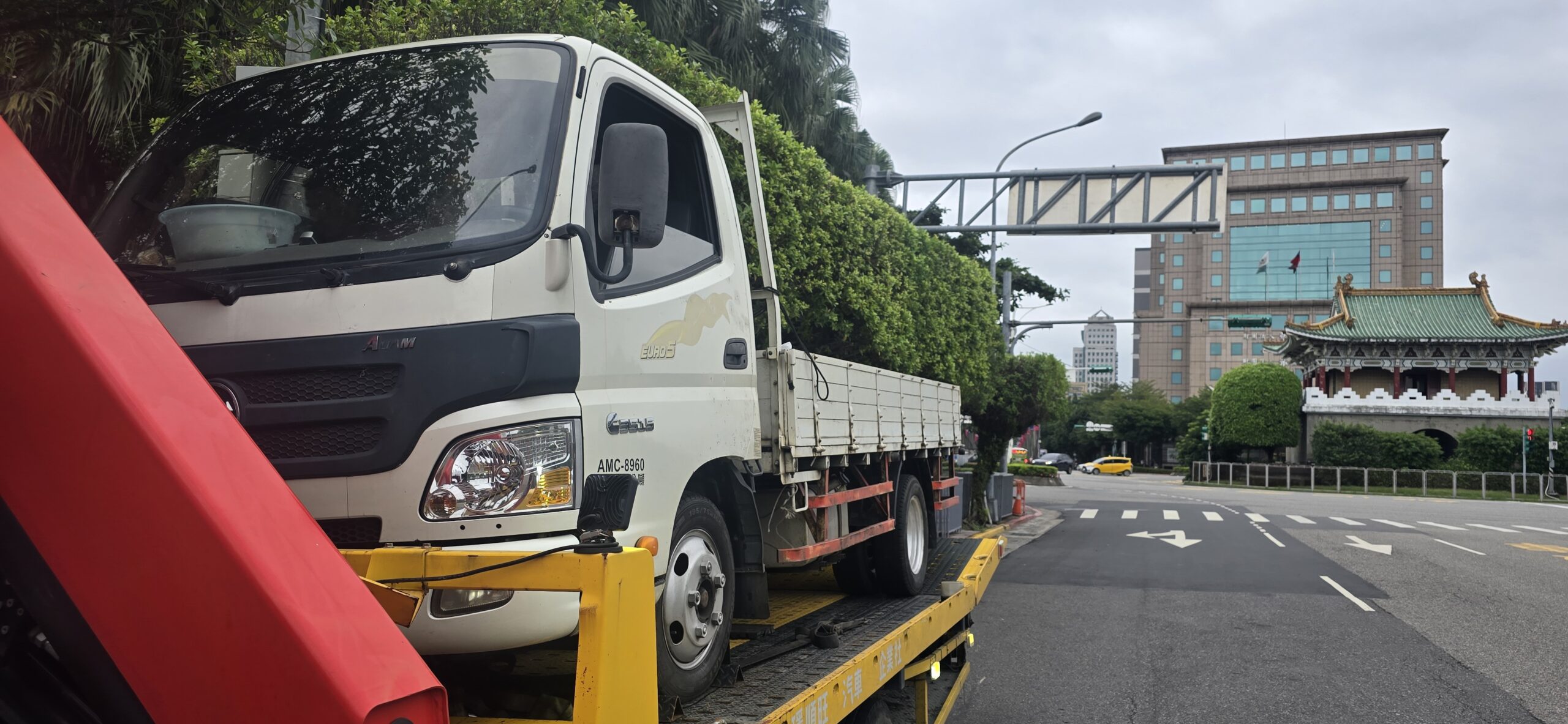 台灣24小時汽車道路救援｜陷車故障拖吊即時解決指南