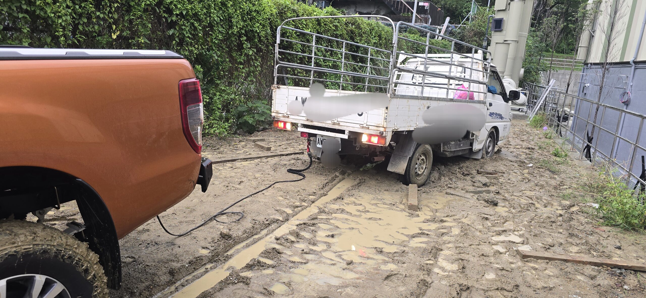 沙灘救援專家｜車輛陷沙救援、沙灘拖吊、刁車脫困一次到位
