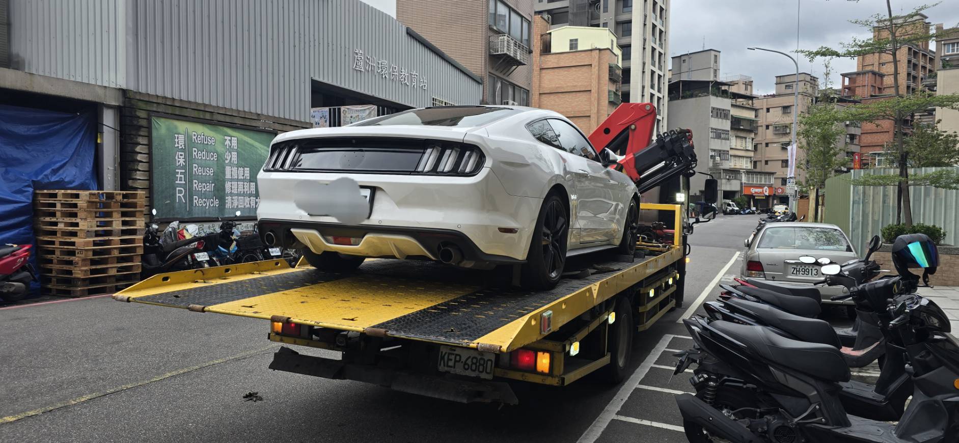 新店拖吊車｜新店道路救援 24H事故車車禍・爆胎・拖吊專業服務