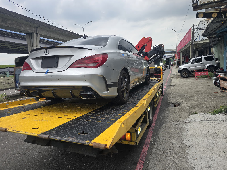 新北市道路救援｜新北市拖吊車完整指南：貨車、汽車、大型重機、機車拋錨爆胎、車禍陷車、山區林道與景區拖吊一次看懂
