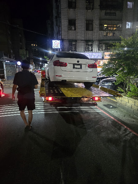 板橋土城道路救援推薦｜汽車、貨車、大型重機、機車拖吊車怎麼選？爆胎、車禍、拋錨、陷車完整指南