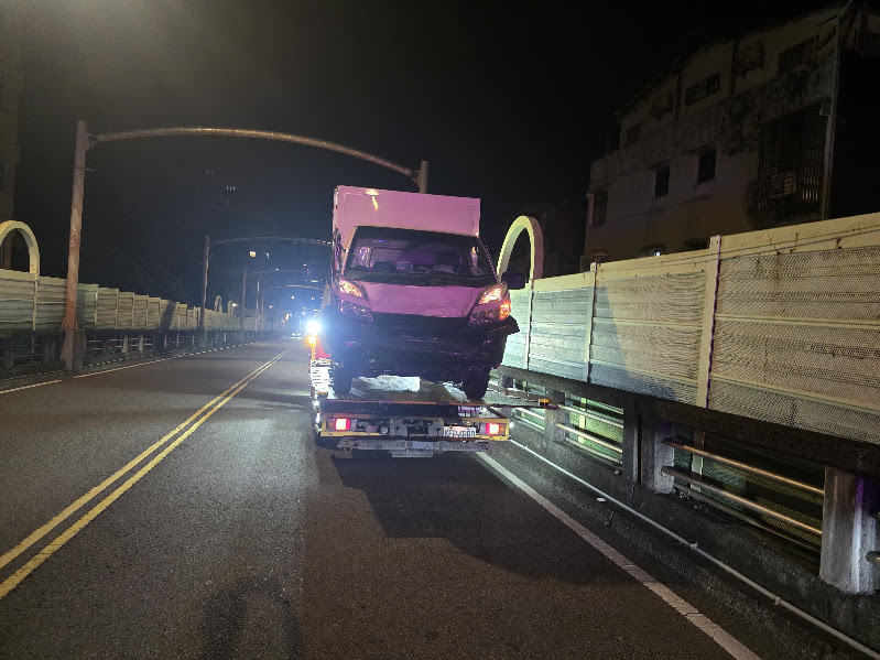 新北市道路救援｜新北市拖吊車完整指南：貨車、汽車、大型重機、機車拋錨爆胎、車禍陷車、山區林道與景區拖吊一次看懂