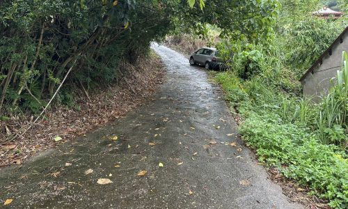 山區倒退土軟打滑陷車~