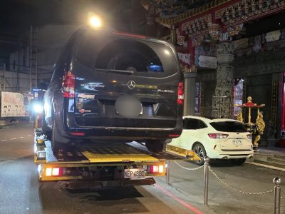 賓士8人座商務休旅車拋錨 道路救援