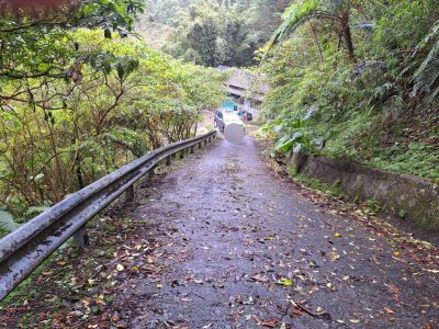 陡坡產業道路-車輛輪胎打滑無法開上來-拖吊救援